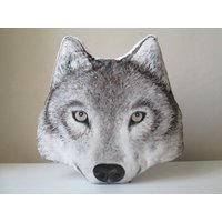 Wolf Werfen Dekorative Kissen Tier Geformt Faux Präparatoren Handbemalt Lebensechte Wilde Geist Fantasie Wald Rustikale Wohnkultur Wolf Werfen Dekorative Kissen Tier Geformt Faux Präparatoren Handbemalt Lebensechte Wilde Geist Fantasie Wald Rustikale Wohnkultur von MosMea