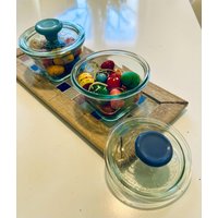 Vintage Mosaik Dekotablett Mit Gläschen Und Blauen Porzellanknöpfen Vintage Mosaik Dekotablett Mit Gläschen Und Blauen Porzellanknöpfen von MosaikAtelierKrug