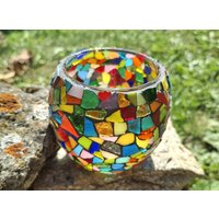 Buntes, Kugeliges Glasmosaik-Windlicht Aus Recyclingglas Buntes, Kugeliges Glasmosaik-Windlicht Aus Recyclingglas von MosaikWeltShop