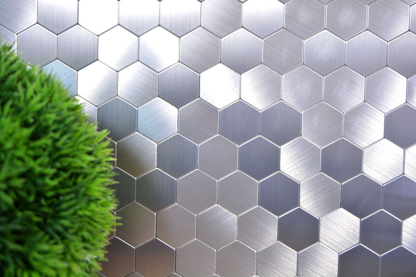 Mosani Aluminium Metall Mosaikfliesen Selbstklebende Hexagon Wandfliesen Wandpaneele Dekor, 29x28, Silber, Spritzwasserbereich geeignet, Küchenrückwand Spritzschutz von Mosani