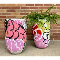 Übertopf/Pflanzentopf Graffiti Handgemachtes Geschenk Einzigartiges Personalisiert Personalisiertes Geschenke Für Sie Kunst Übertopf/Pflanzentopf Graffiti Handgemachtes Geschenk Einzigartiges Personalisiert Personalisiertes Geschenke Für Sie Kunst von Mossystoneshop2