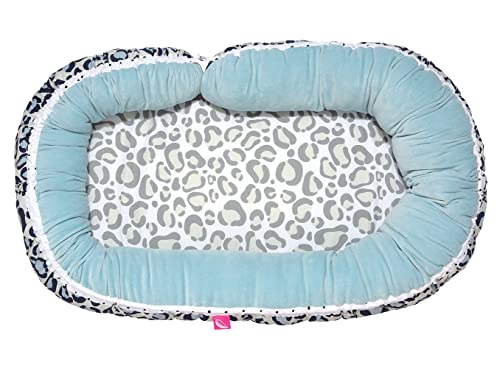 Mother hood für Babys und Säuglinge Babynest + Junior Sleepy-C - Multifunktionales Babynest, Babybett (Leo blau), 054/166, 92×52cm, Lagerungskissen Junior Sleepy-C ca. 220cm von MOTHERHOOD