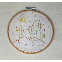Wüstenkakteen | 5, 5 Zoll Fertige Kaktus Embroidery in Hoop Mehrfarbige Nähte Auf Mehrfarbigem Stoff Wandkunst von MountUnpleasant