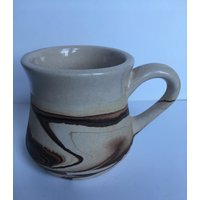 studio Keramik Tasse. Von Nemadji Keramik. Schöne Traditionelle Braune Creme Wirbelmuster 4 Zoll Groß. 3 cm Im Durchmesser studio Keramik Tasse. Von Nemadji Keramik. Schöne Traditionelle Braune Creme Wirbelmuster 4 Zoll Groß. 3 cm Im Durchmesser von MouseFoundVintage
