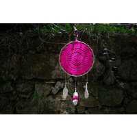 Gehäkelte Traumfänger in Fuchsia Farbe, Federn, Gerahmte Traumfänger, Wanddekoration, Boho Dekor von MoxiCraftGR