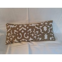 Beige & Weiß Verzierten Kissen Beige & Weiß Verzierten Kissen von MoxieSolution