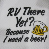 Da Brauch Ich Doch Noch Ein Bierchen Küchenhandtuch Hat Unten Einen Roten Oder Beigen Streifen, Bitte Farbe Bei Bestellung Angeben Da Brauch Ich Doch Noch Ein Bierchen Küchenhandtuch Hat Unten Einen Roten Oder Beigen Streifen, Bitte Farbe Bei Bestellung Angeben von Moyocraftsandmore