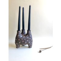 Brauner Punktefarbener Kerzenhalter Aus Keramik Brauner Punktefarbener Kerzenhalter Aus Keramik von Mozaartworld