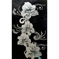 Handgeschnittenes Schwarz-Weiß-Blumenmosaik Handgeschnittenes Schwarz-Weiß-Blumenmosaik von Mozaico