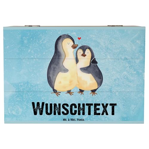 Mr. & Mrs. Panda 22 x 15 cm Personalisierte Holzkiste Pinguin umarmend - Personalisierte Geschenke, Truhe mit Namen, Aufbewahrungsbox Personalisiert, von Mr. & Mrs. Panda