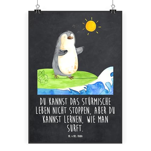 Mr. & Mrs. Panda DIN A2 Poster Pinguin Surfer - Geschenk, Bild, Kunstdruck, Wanddekoration, Designposter, surfen, optimistisch, Wandposter, Pinguine von Mr. & Mrs. Panda