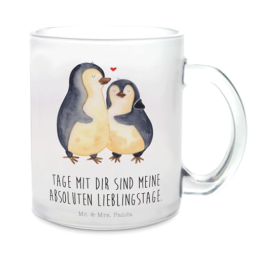 Mr. & Mrs. Panda Teetasse Pinguin umarmen - Geschenk, Liebespaar, Teebecher, Teeglas, Seevogel, Glas Teetasse, Liebe, Umarmung verliebt, Teetasse aus von Mr. & Mrs. Panda