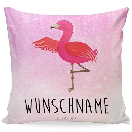 Mr. & Mrs. Panda Personalisiertes Kissen Flamingo Yoga - Personalisierte Geschenke, Wunschname, Kopfkissen, Yogapose, Tiefenentspannung, Namaste, von Mr. & Mrs. Panda