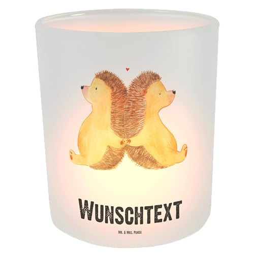 Mr. & Mrs. Panda Personalisiertes Windlicht Igel händchenhaltend - Personalisierte Geschenke, glücklich, Personalisierte Kerze, Lieblingsmensch, von Mr. & Mrs. Panda