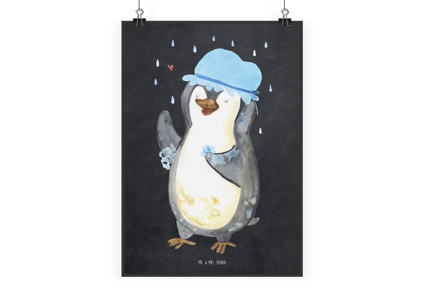 Mr. & Mrs. Panda Poster DIN A2 Pinguin Duschen - Kreidetafel - Geschenk, Bild, Wanddekoration, Pinguin duscht (1 St), Ausdrucksstark von Mr. & Mrs. Panda