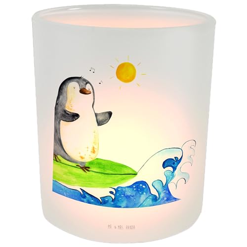 Mr. & Mrs. Panda Windlicht Pinguin Surfer - Geschenk, Hawaii, Teelichthalter, Kerzenlicht, surfen, Windlicht Glas, Wellen reiten, Kerzenglas, von Mr. & Mrs. Panda