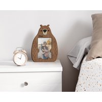 Personalisiertes Erstes Baby Geschenk Gravur Bär Holz Wandkunst Individuelle Farbe Kinderzimmer Dekor Kinder Geburtstagsgeschenk Junge Namensschild Personalisiertes Erstes Baby Geschenk Gravur Bär Holz Wandkunst Individuelle Farbe Kinderzimmer Dekor Kinder Geburtstagsgeschenk Junge Namensschild von MrCarpenterStore