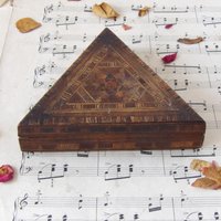 Antike Dreieckige Holzkiste Antike Dreieckige Holzkiste von MrGLovesMissB