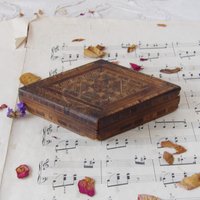 Antike Rautenförmige Holzkiste Antike Rautenförmige Holzkiste von MrGLovesMissB