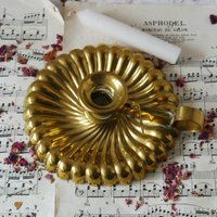 Dekorativer Vintage Kerzenständer Aus Messing Mit Griff Dekorativer Vintage Kerzenständer Aus Messing Mit Griff von MrGLovesMissB