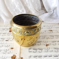 Dekorativer Vintage Übertopf Aus Messing Mit Geprägten Blumen Dekorativer Vintage Übertopf Aus Messing Mit Geprägten Blumen von MrGLovesMissB