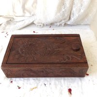 Geschnitzte Vintage Holzkiste Mit Schiebedeckel Und Stofffutter Geschnitzte Vintage Holzkiste Mit Schiebedeckel Und Stofffutter von MrGLovesMissB