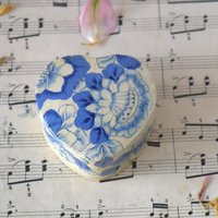 Kleine Herzförmige Pappmaché-Box Kleine Herzförmige Pappmaché-Box von MrGLovesMissB