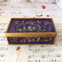 Kleine Vintage Bemalte Blumenschachtel Kleine Vintage Bemalte Blumenschachtel von MrGLovesMissB