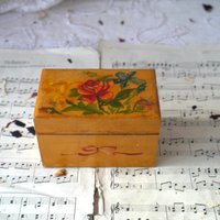 Kleine Vintage Holzkiste Mit Gemalten Blumen Kleine Vintage Holzkiste Mit Gemalten Blumen von MrGLovesMissB
