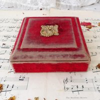 Kleine Vintage Rote Samtbox Kleine Vintage Rote Samtbox von MrGLovesMissB