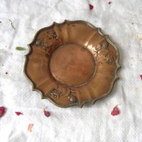 Kleines Vintage Kupfer Tablett Mit Blumen Und Blättern Kleines Vintage Kupfer Tablett Mit Blumen Und Blättern von MrGLovesMissB