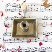 Miniatur Vintage Kerzenhalter Aus Messing Mit Griff Miniatur Vintage Kerzenhalter Aus Messing Mit Griff von MrGLovesMissB