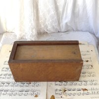 Urige Vintage Holzkiste Mit Schiebedeckel Urige Vintage Holzkiste Mit Schiebedeckel von MrGLovesMissB