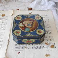 Vintage Blue Bird Toffee Dose Mit Floralem Deckel Vintage Blue Bird Toffee Dose Mit Floralem Deckel von MrGLovesMissB