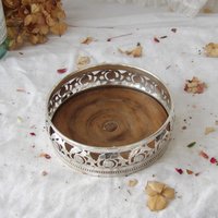 Vintage Flaschenuntersetzer Aus Holz Und Silberplatte Vintage Flaschenuntersetzer Aus Holz Und Silberplatte von MrGLovesMissB
