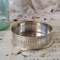 Vintage Flaschenuntersetzer Aus Silberblech Mit Ätzmuster Vintage Flaschenuntersetzer Aus Silberblech Mit Ätzmuster von MrGLovesMissB