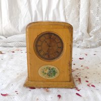 Vintage Holz Spardose Uhr Geformt Vintage Holz Spardose Uhr Geformt von MrGLovesMissB