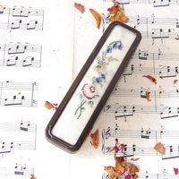 Vintage Kleider-Bürste/Mit Gestickten Blumen Vintage Kleider-Bürste/Mit Gestickten Blumen von MrGLovesMissB