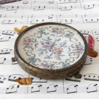 Vintage Messing Pin Tablett Mit Petit Point Blumendruck Vintage Messing Pin Tablett Mit Petit Point Blumendruck von MrGLovesMissB
