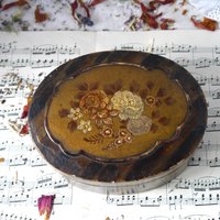 Vintage Pappmaché-Box Ovale Floral Bemalte Schmuckbox, Hergestellt in Japan Vintage Pappmaché-Box Ovale Floral Bemalte Schmuckbox, Hergestellt in Japan von MrGLovesMissB