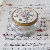 Vintage Puderdose Aus Glas Mit Messingdeckel Und Petit Point Stickerei von MrGLovesMissB