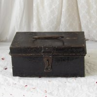 Vintage Schwarze Metallgehäuse Mit Griff Oben Vintage Schwarze Metallgehäuse Mit Griff Oben von MrGLovesMissB