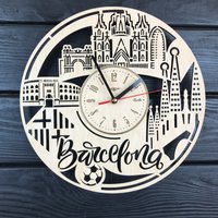 Barcelona Wanduhr Geschenk Für Männer Frauen 5. Jahrestag Personalisiert Poster Custom Hängendes Holz Cutout von MrWoodGifts