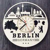 Berlin Germany Wanduhr Holz Geschenkidee Deutschland Geschenk 5. Jahrestag Personalisiert Custom Hängend Cutout von MrWoodGifts