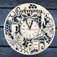 Bienenzucht Wanduhr Holz Geschenk Für Männer Frauen 5. Jahrestag Personalisiert Bienenhaltung Poster Hängend Custom Beekeeping Cutout von MrWoodGifts