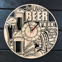 Bier Wanduhr Holz Beste Geschenkidee Für Männer Bierliebhaber 5.jahrestag Geschenk Personalisiertes Poster Hängend Custom Cutout von MrWoodGifts