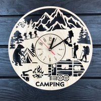Camping Wanduhr Geschenk Für Männer Frauen 5. Jahrestag Personalisiert Poster Custom Holz Hängende Wand Dekor von MrWoodGifts