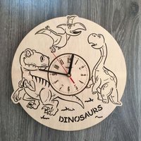 Dinosaurier Wanduhr Holz Geschenkidee 5. Jahrestag Geschenk Personalisierte Poster Hängend Custom Cutout von MrWoodGifts