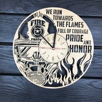 Feuerwehr Wanduhr Holz Geschenk Für Feuerwehrmann 5.jahrestag Personalisiere Poster Hängend Custom Firefighter Cutout von MrWoodGifts