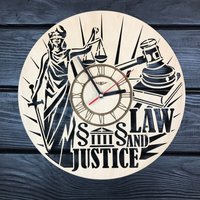 Law & Justice Wanduhr Geschenk Für Männer Frauen 5. Jahrestag Personalisieren Recht Und Gerechtigkeit Poster Custom Holz Hängegesetz von MrWoodGifts